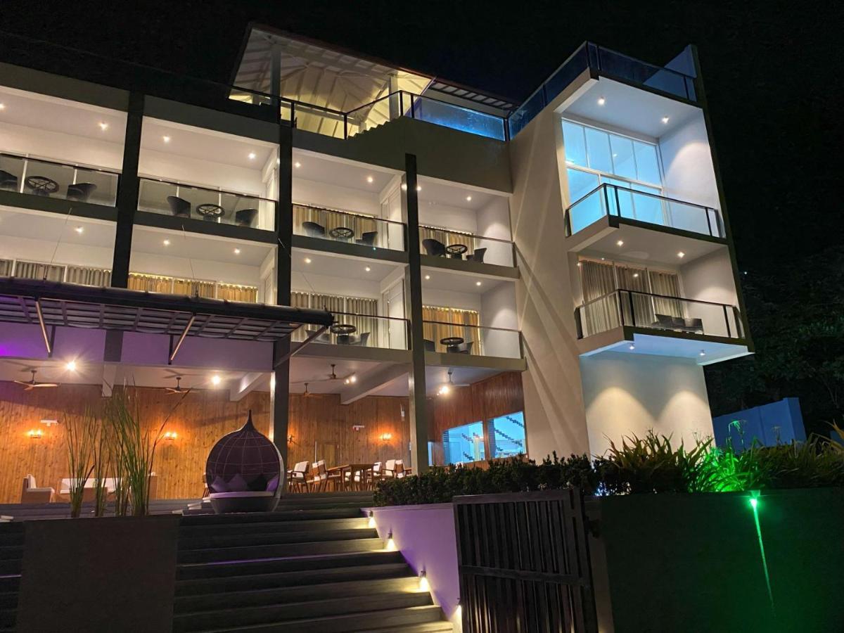 Mazarine Surf Suites Hiriketiya Диквела Екстериор снимка