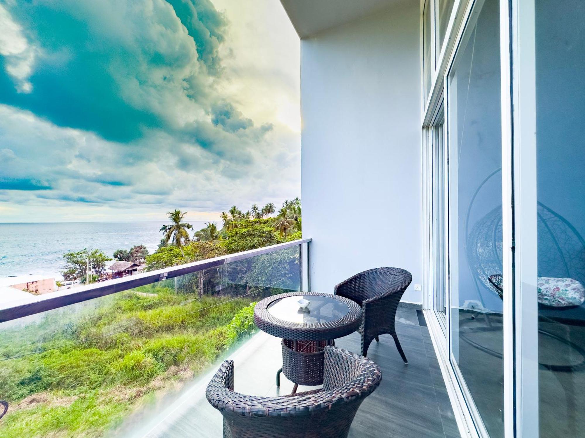 Mazarine Surf Suites Hiriketiya Диквела Екстериор снимка